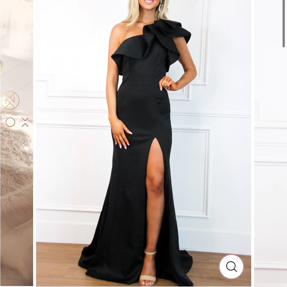 Bella & Bloom Black Gown. Worn once to Gala. Size 6